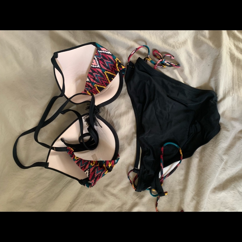 Bikini - Picture 3 of 3